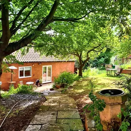Secret Garden Hideaway 휫비